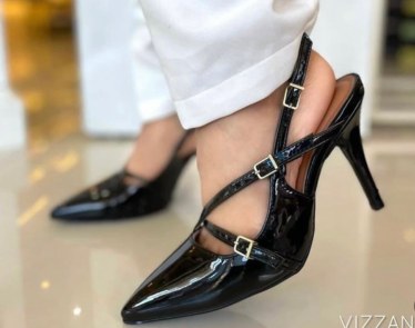 Scarpin verniz com tiras cruzadas e fivelas