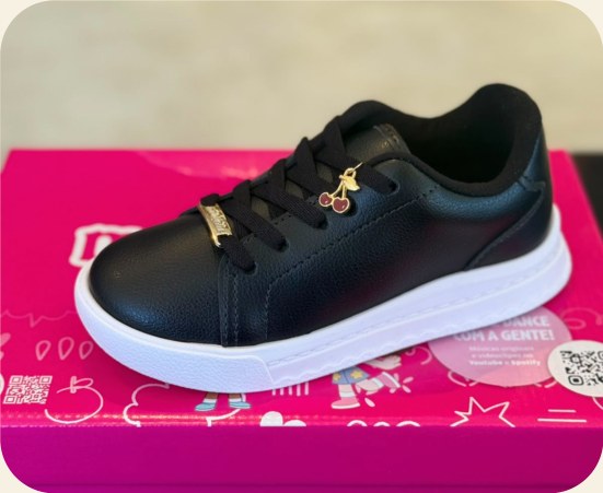 Tênis infantil preto com detalhe dourado