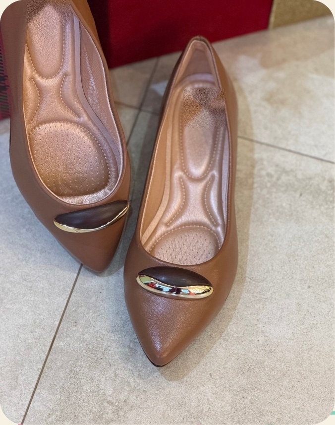 Sapatilha bico fino com enfeite oval marrom