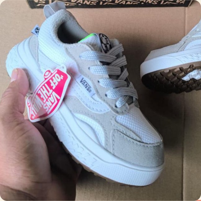 Tênis infantil branco com detalhes rosa