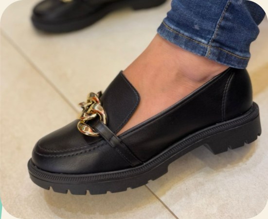 Mocassim tratorado com corrente dourada