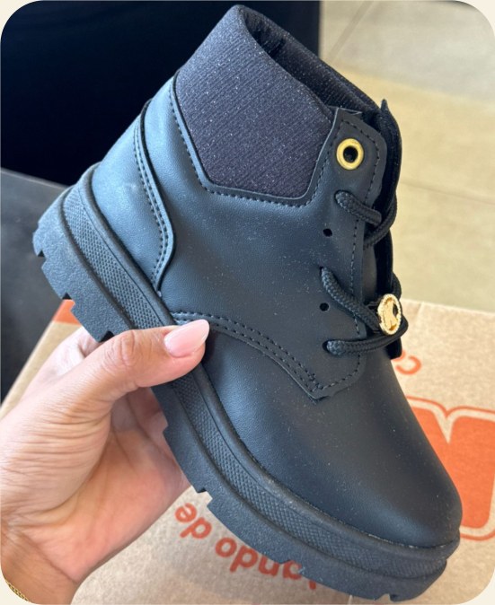 Bota infantil de cano médio com cadarço