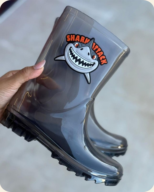 Bota de chuva infantil cinza com tema de tubarão