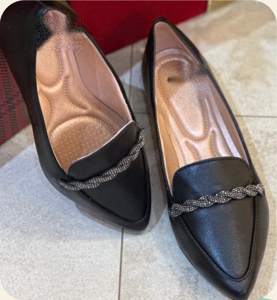 Sapatilha bico fino com cordão de strass