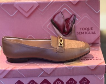 Mocassim com corrente dourada e bico texturizado