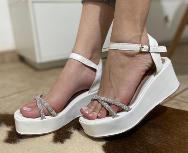 Flatform com tira de brilho cruzada