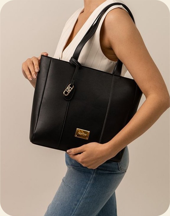 Bolsa sacola preta com fecho metálico