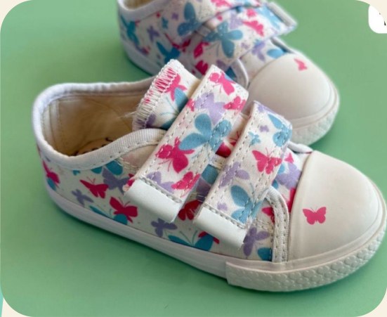 Tênis infantil branco floral com tiras aderentes