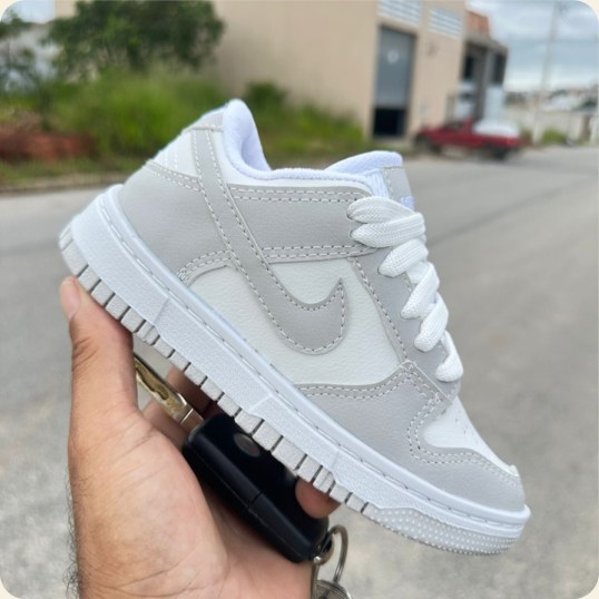 Tênis infantil branco com detalhe lateral