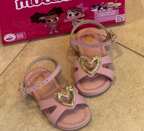 Sandália infantil com coração na tira