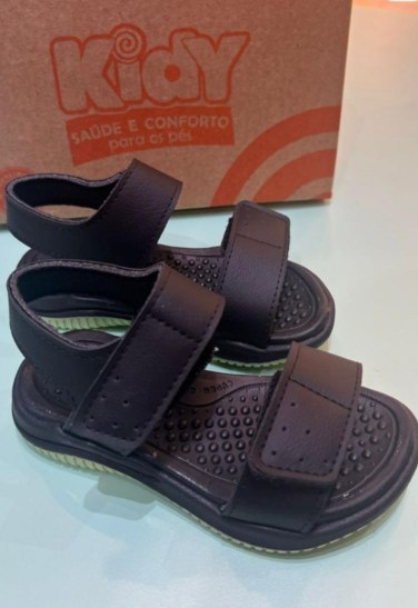 Sandália infantil azul escuro com tiras largas