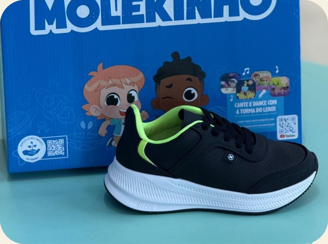 Tênis infantil preto com detalhes verdes