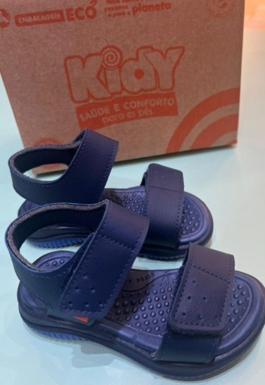 Sandália infantil azul escuro com tiras largas