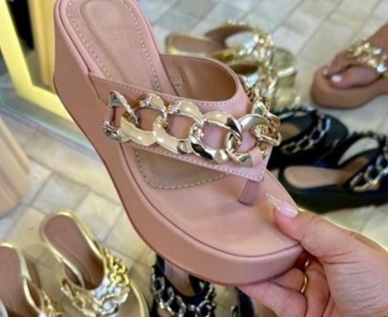 Flatform de dedo com corrente dourada