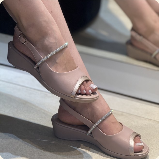Sandália anabela chanel com tira de strass