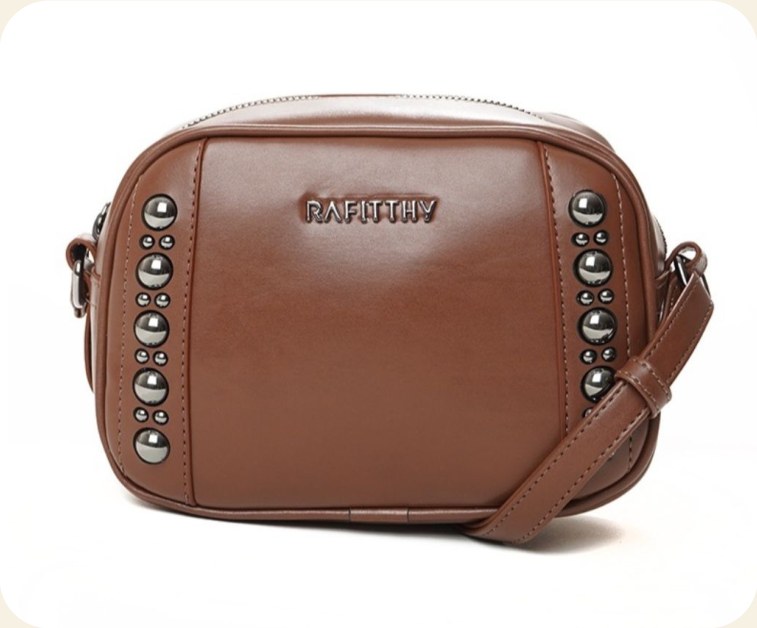 Bolsa transversal com tachas