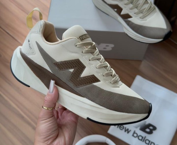 Tênis New Balance de solado geométrico — Premium