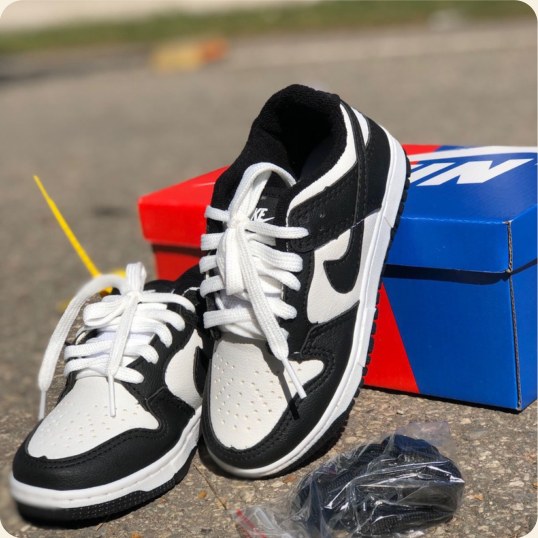 Tênis infantil preto e branco de cano baixo