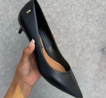 Scarpin liso bico fino salto baixo