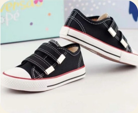 Tênis infantil preto de lona com faixa aderente