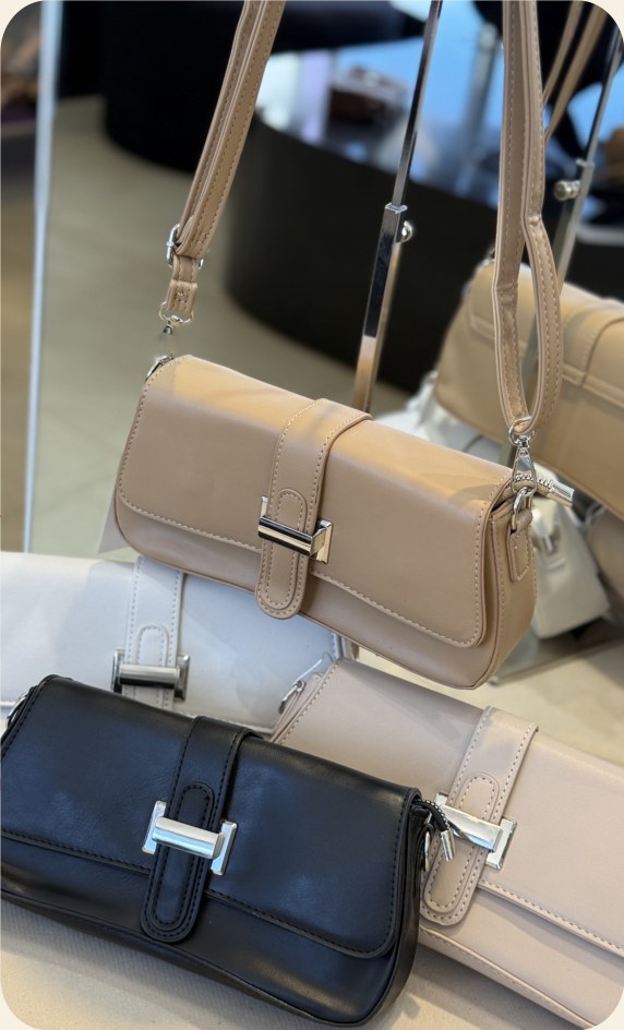 Bolsa baguete com fecho metálico