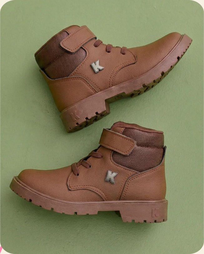 Bota infantil com tiras aderentes
