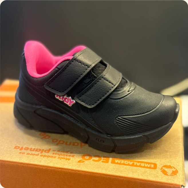 Tênis infantil preto e rosa com tiras aderentes