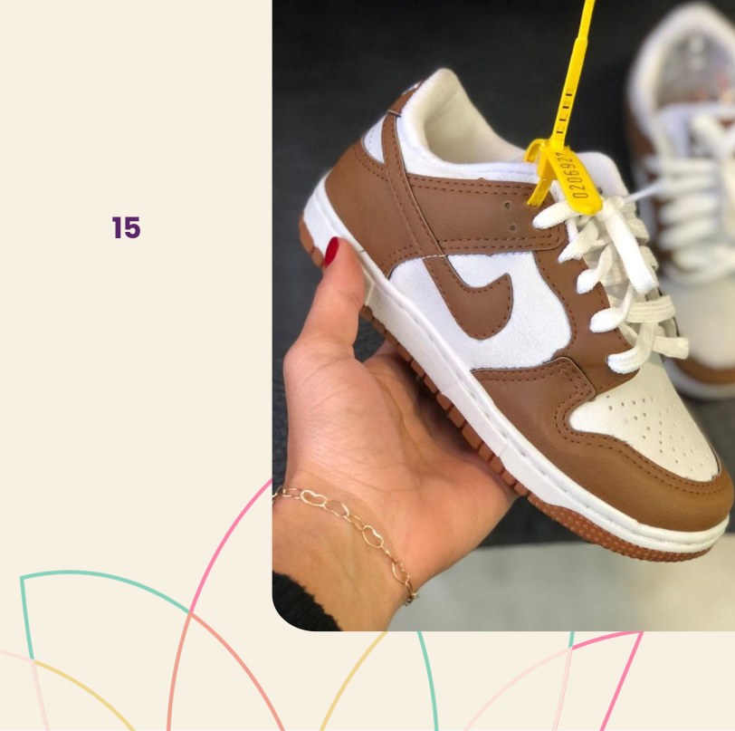 Tênis infantil marrom e branco com cadarço