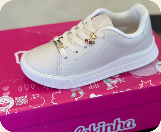 Tênis infantil branco com detalhe dourado