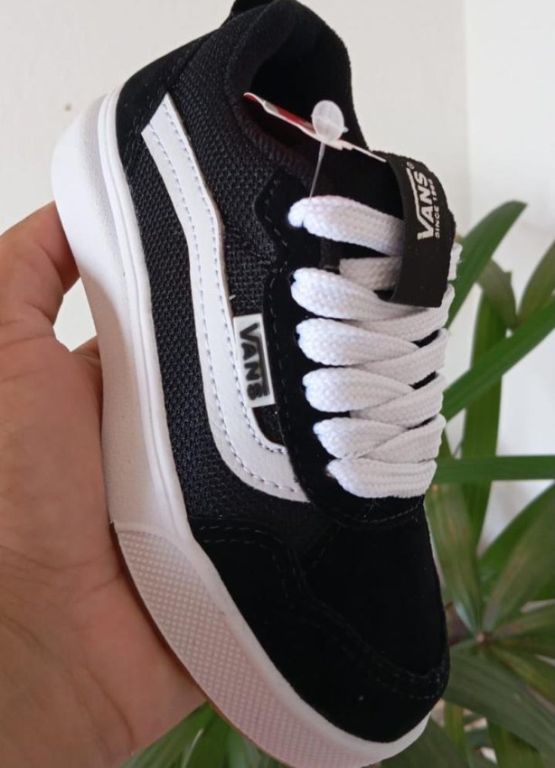 Tênis infantil preto com faixa lateral