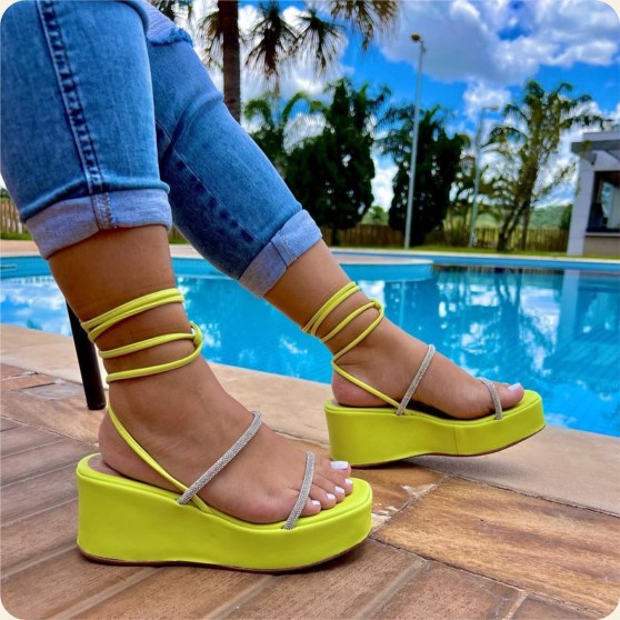 Flatform amarela com amarração