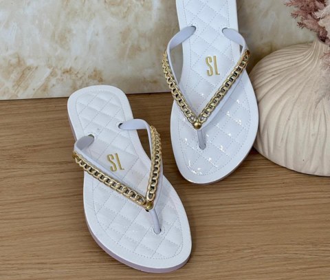 Chinelo de dedo com corrente dourada
