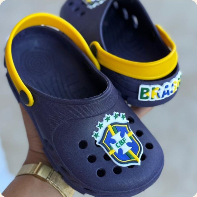 Clog infantil azul com tema do Brasil