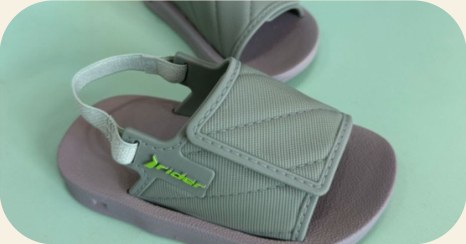 Sandália infantil verde de tira larga