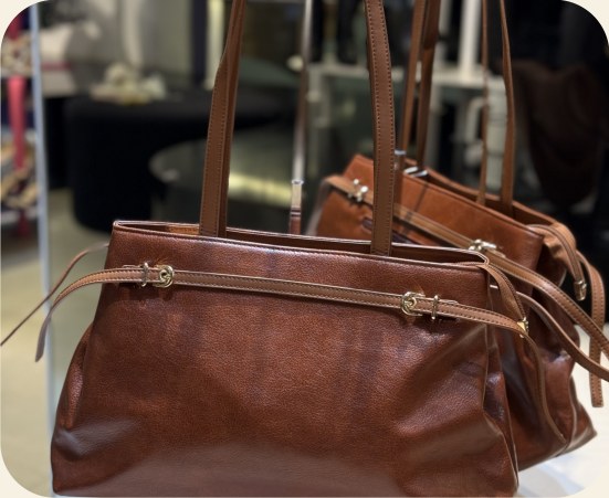 Bolsa sacola de couro com alças longas