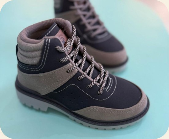 Bota infantil de cadarço com sola robusta