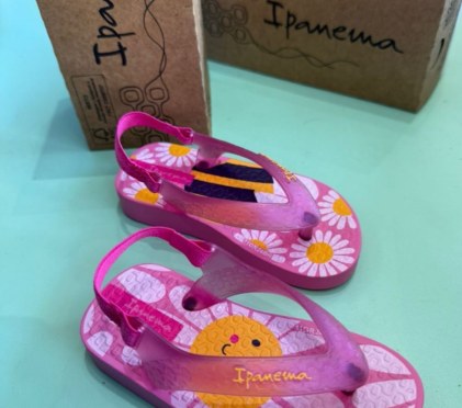 Chinelo infantil rosa floral