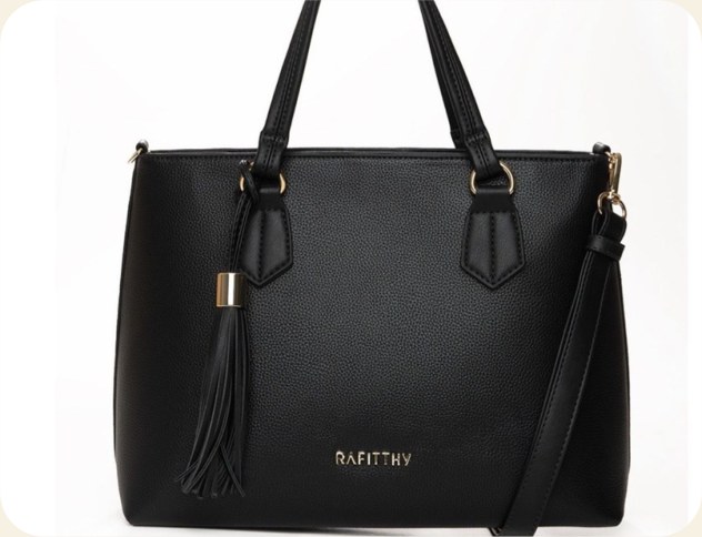 Bolsa sacola preta com pingente