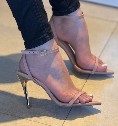 Sandália chanel de salto fino dourado